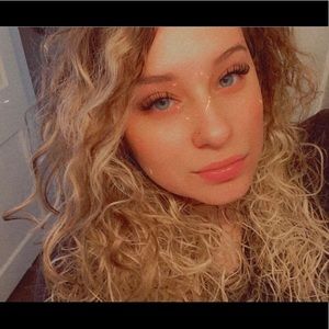 Meet your Posher, Halie